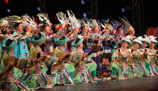 图文：大型民族歌舞《多彩贵州风》走进俄罗斯(1)