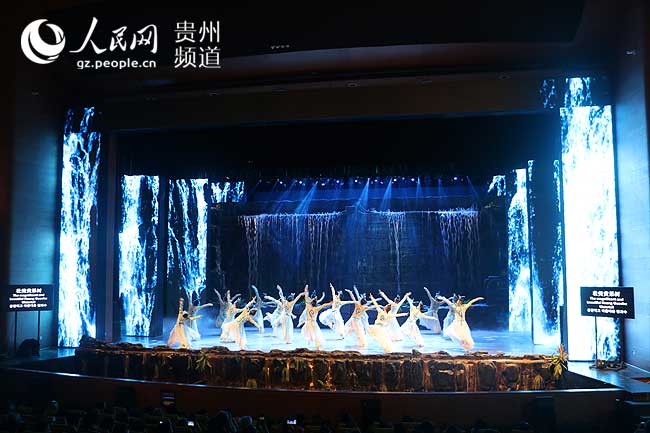 《黄果树》，少数民族歌舞表演。龚江锋-摄